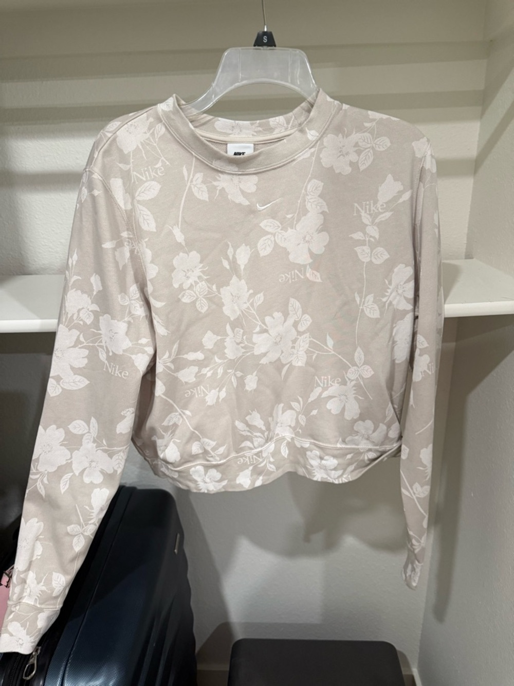 Nike Women's Beige Floral Cropped Crewneck Sweatshirt